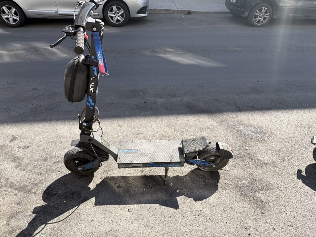 Satılık ikinci el Onvo MX3 elektrikli scooterın yandan görünümü